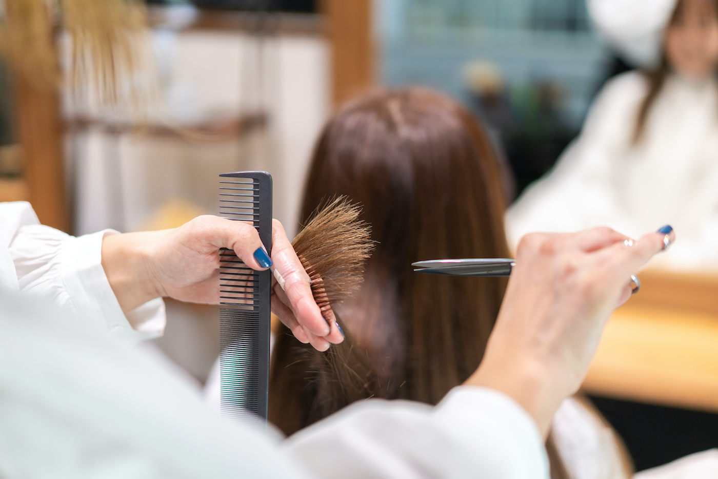 ヘアサロンに通う女性