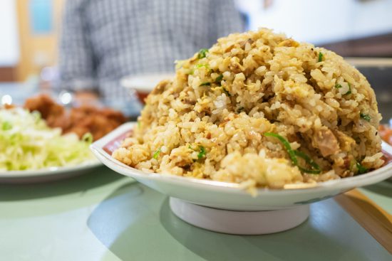 中華料理屋で食べる大盛りの炒飯