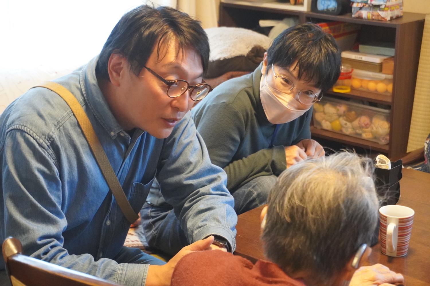 利用者と談笑する坂本氏と職員女性