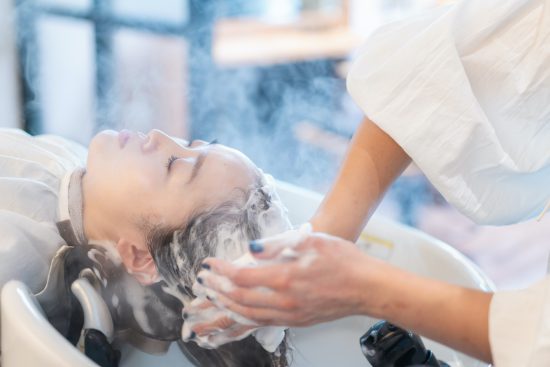 ヘアサロンに通う女性