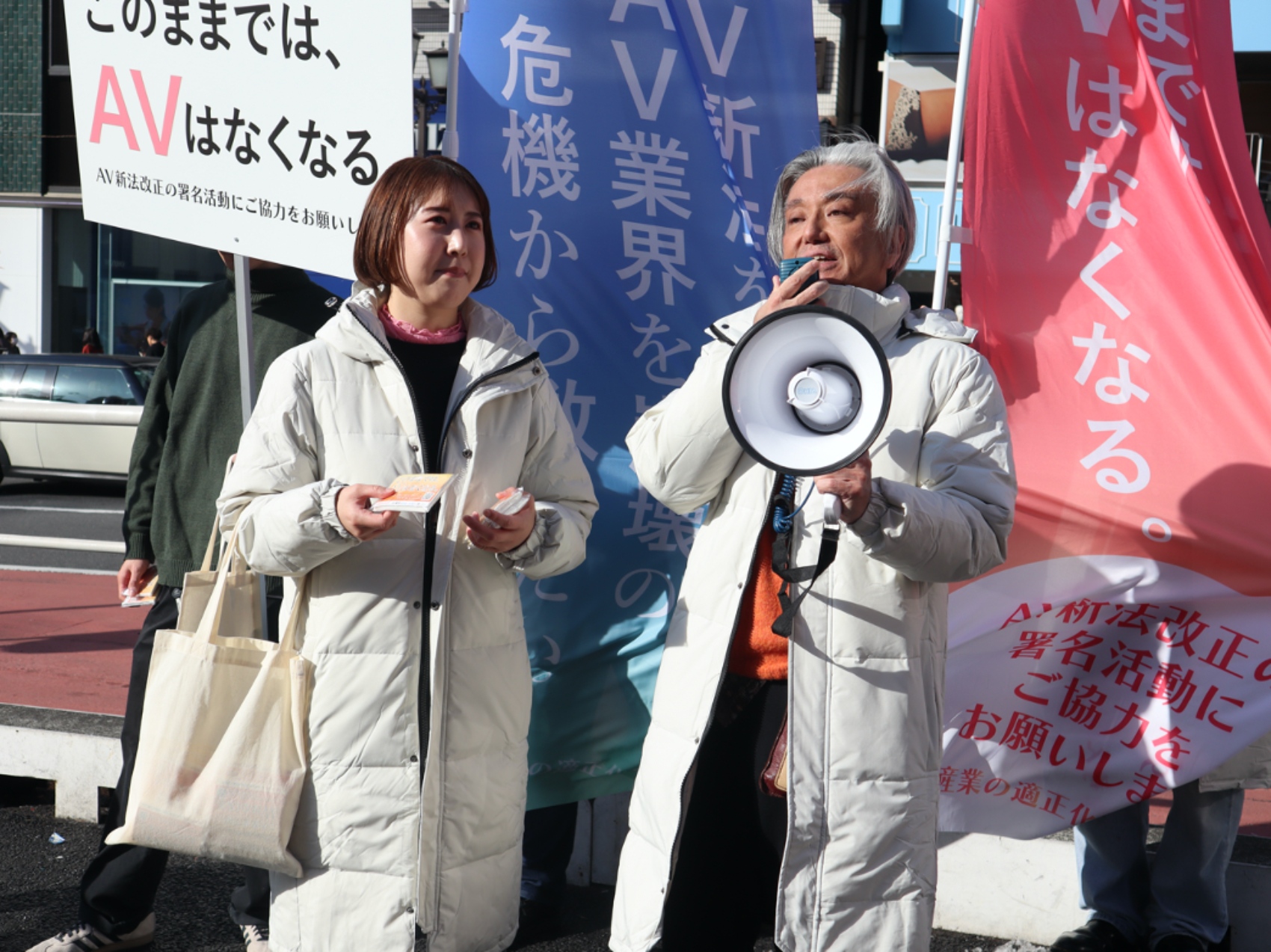 佐々木咲和さん（左）と二村ヒトシ氏