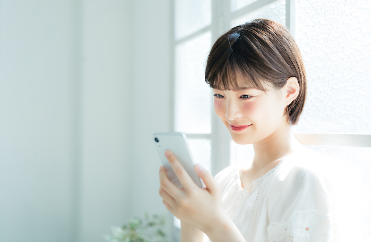 スマホを使う女性