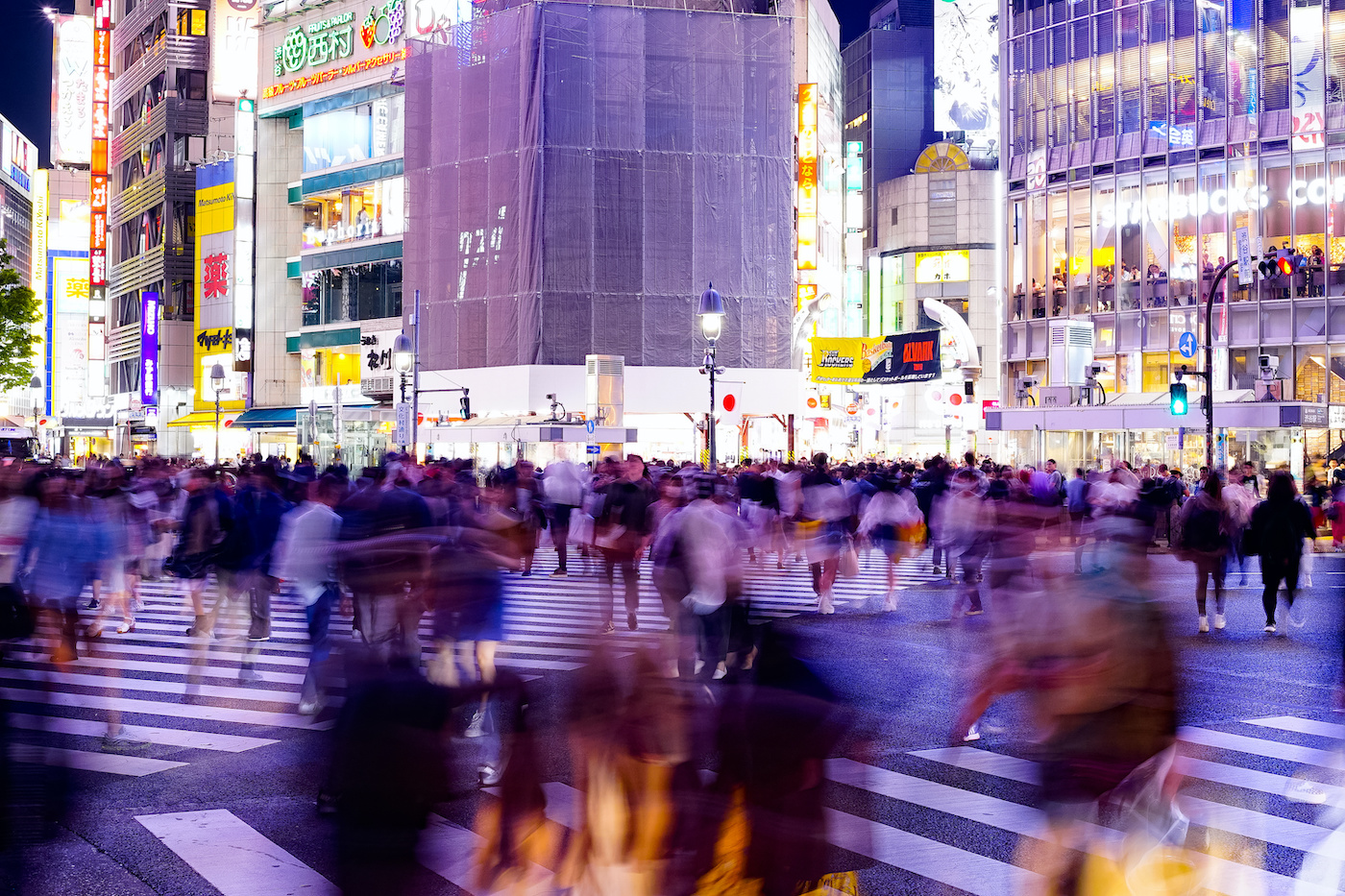 夜の渋谷スクランブル交差点