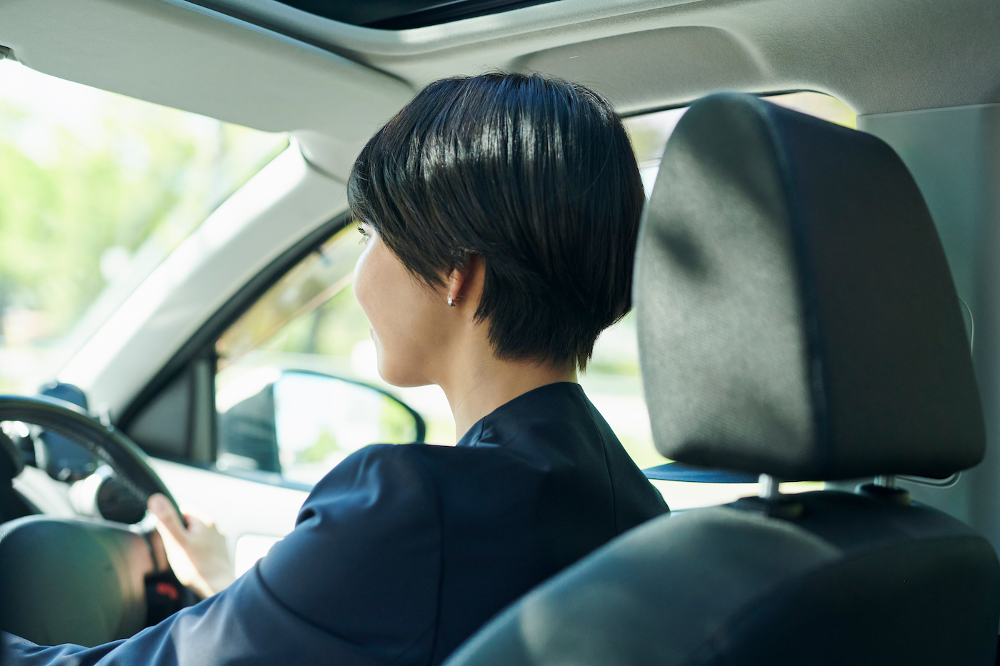 車を運転する女性