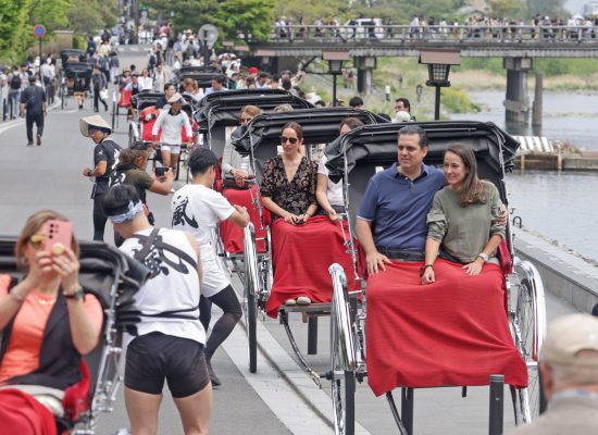 人力車を楽しむ外国人