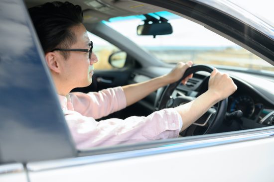 運転する男性の横顔