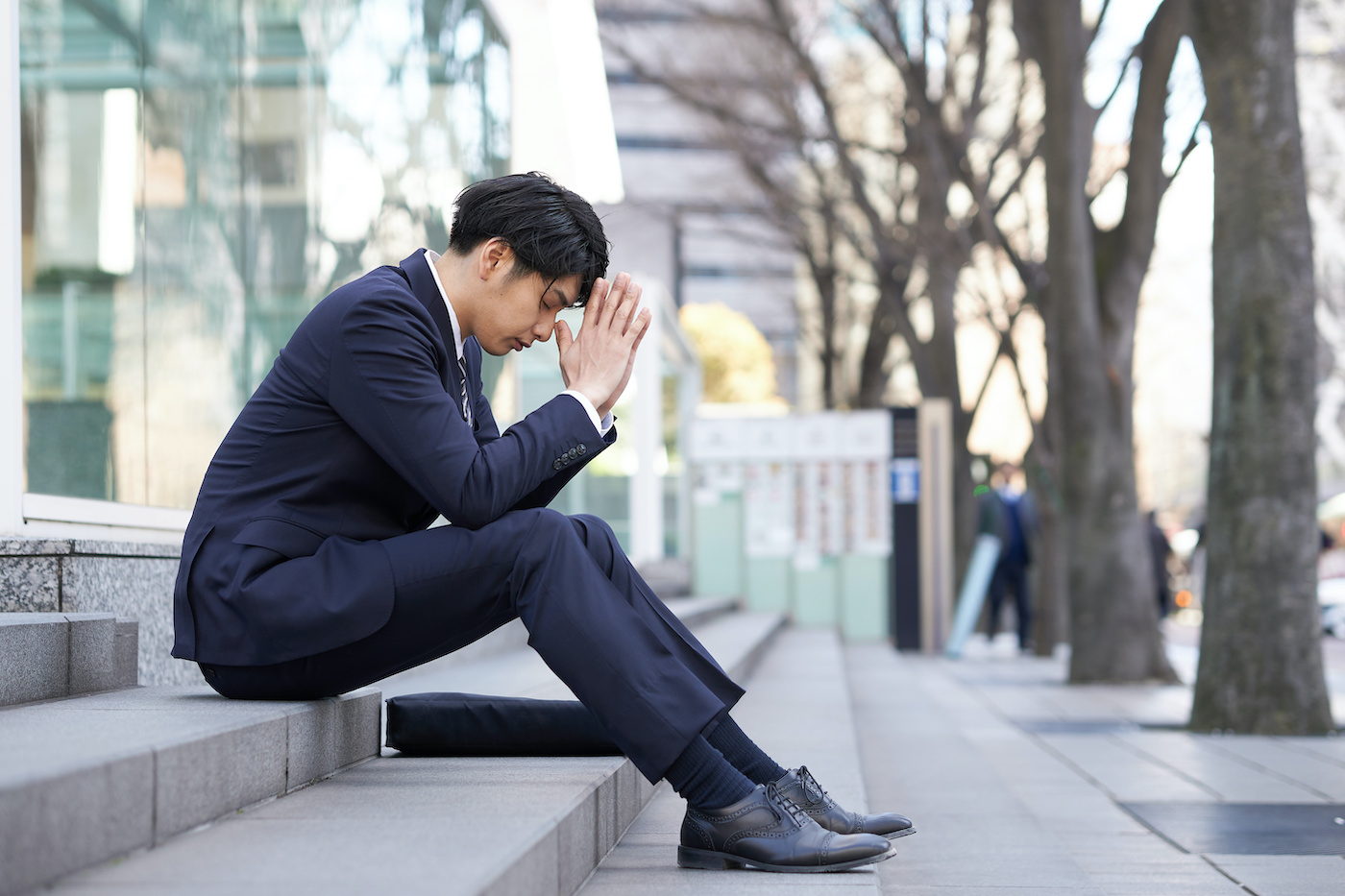 不安で悩む日本人男性