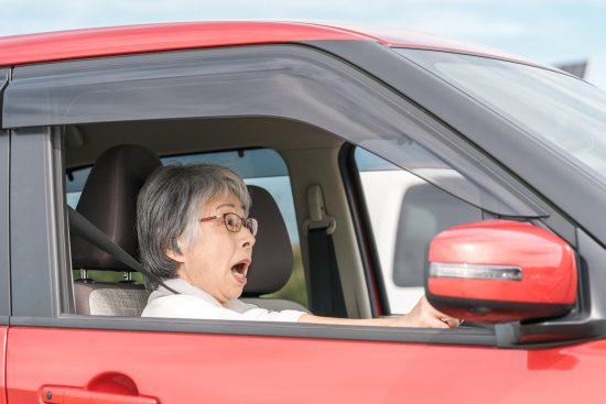 車から出ない女性