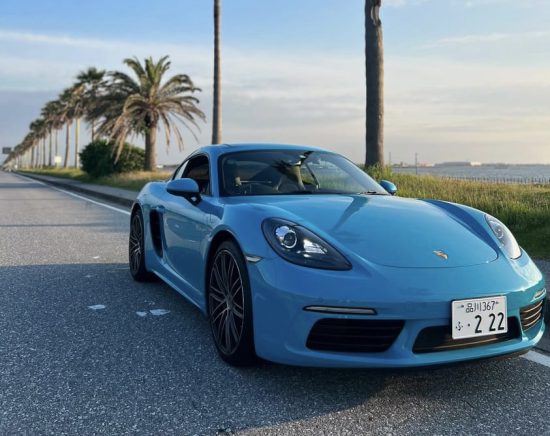 走行中のPorsche 718 Cayman