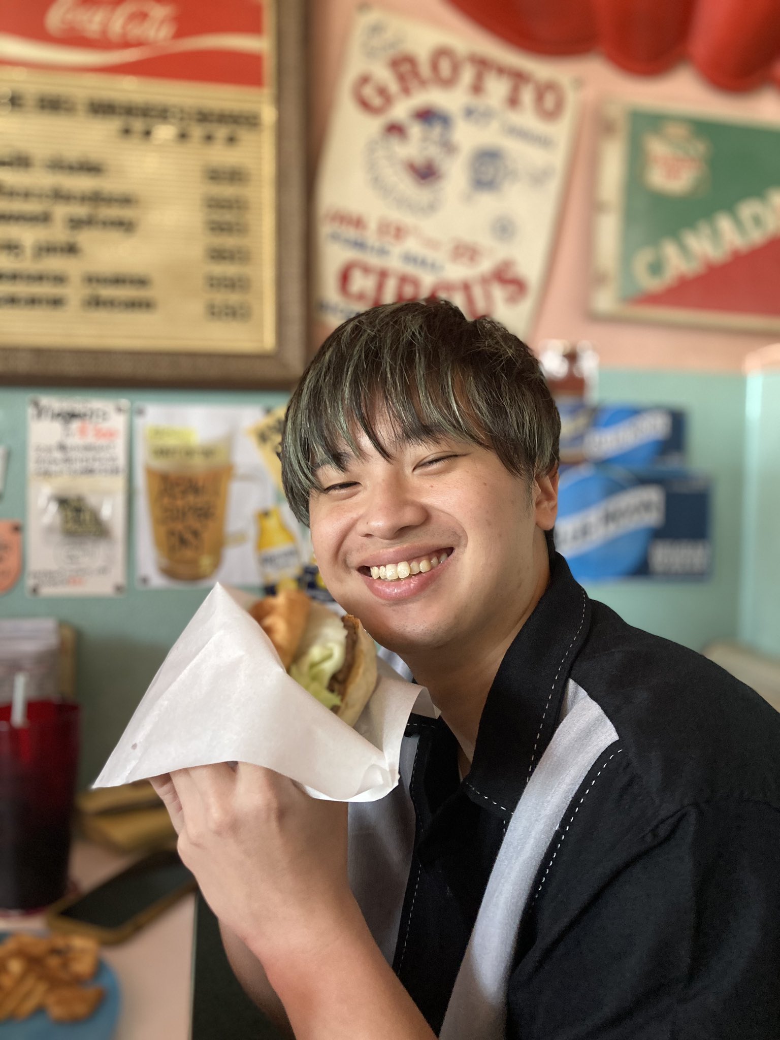 ハンバーガーを食べる笹谷さん