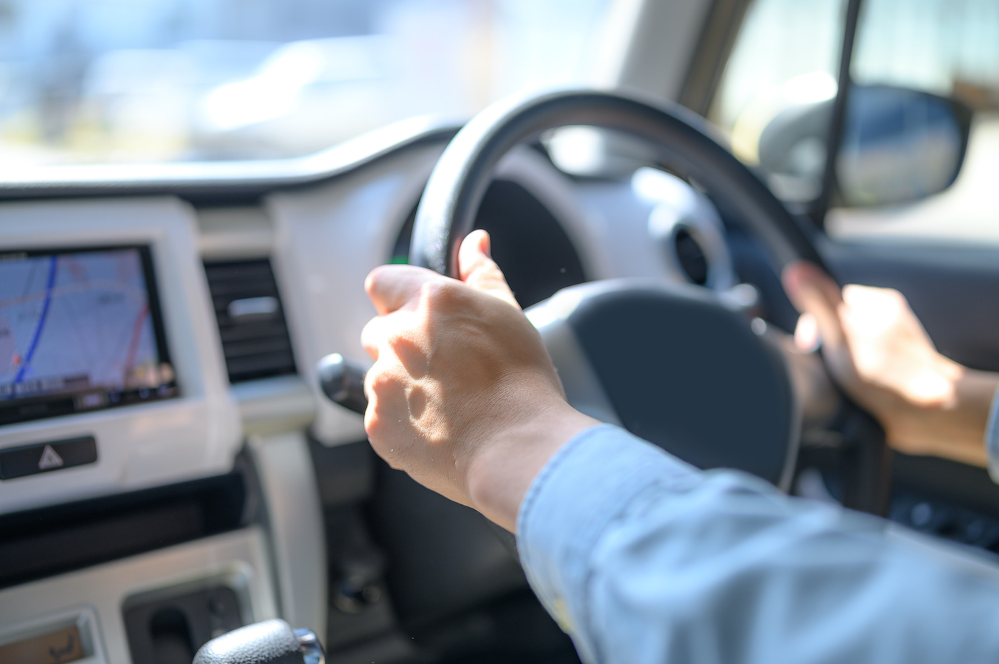 車を運転する男性の手元