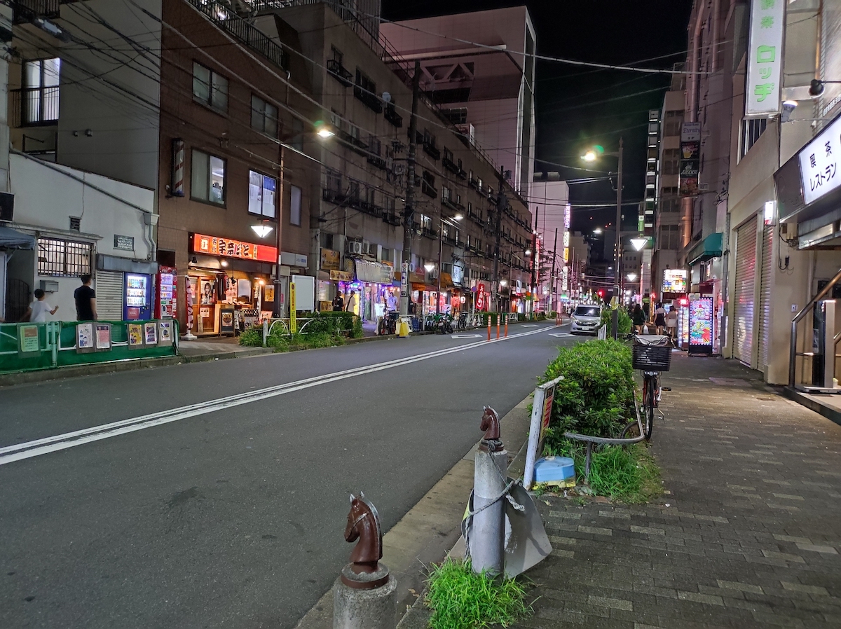 夜のダービー通り