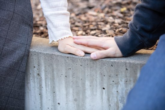 手を重ねる男女の手元