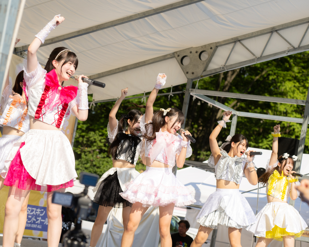 dela、上京中にまさかのハプニング！？真夏日の東京で野外ライブ決行