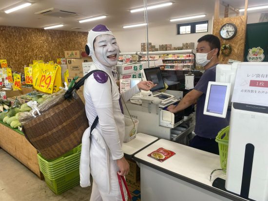 八百屋の店主と談笑