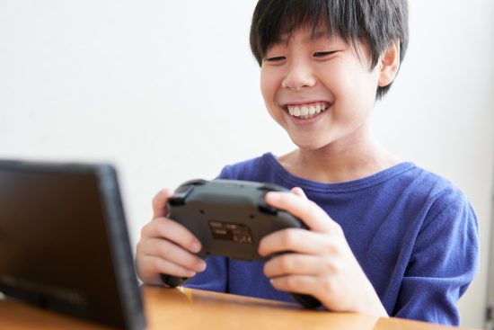 ゲームをする子供