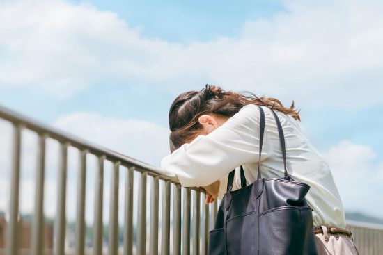 落ち込む女性会社員