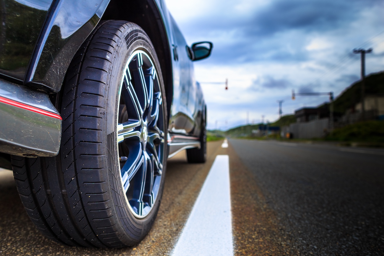 車のタイヤと道路