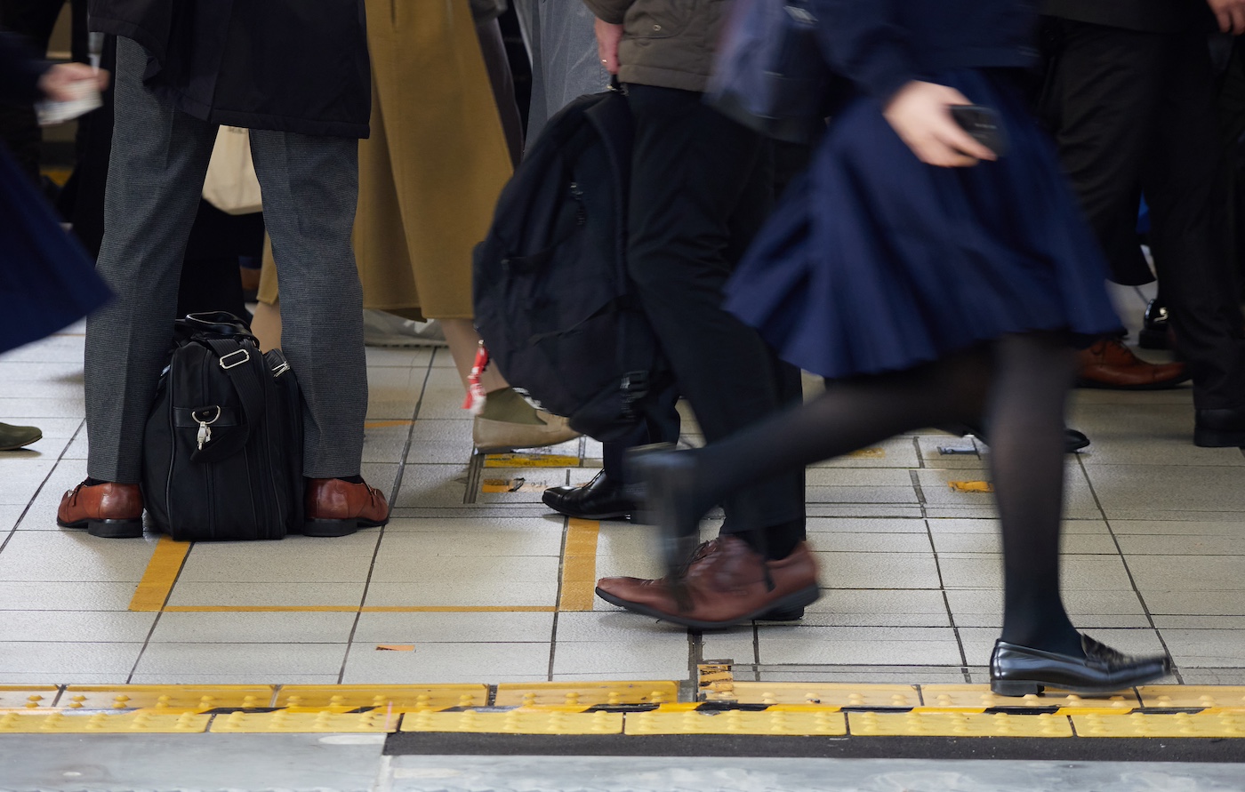 通勤電車の駅のホーム