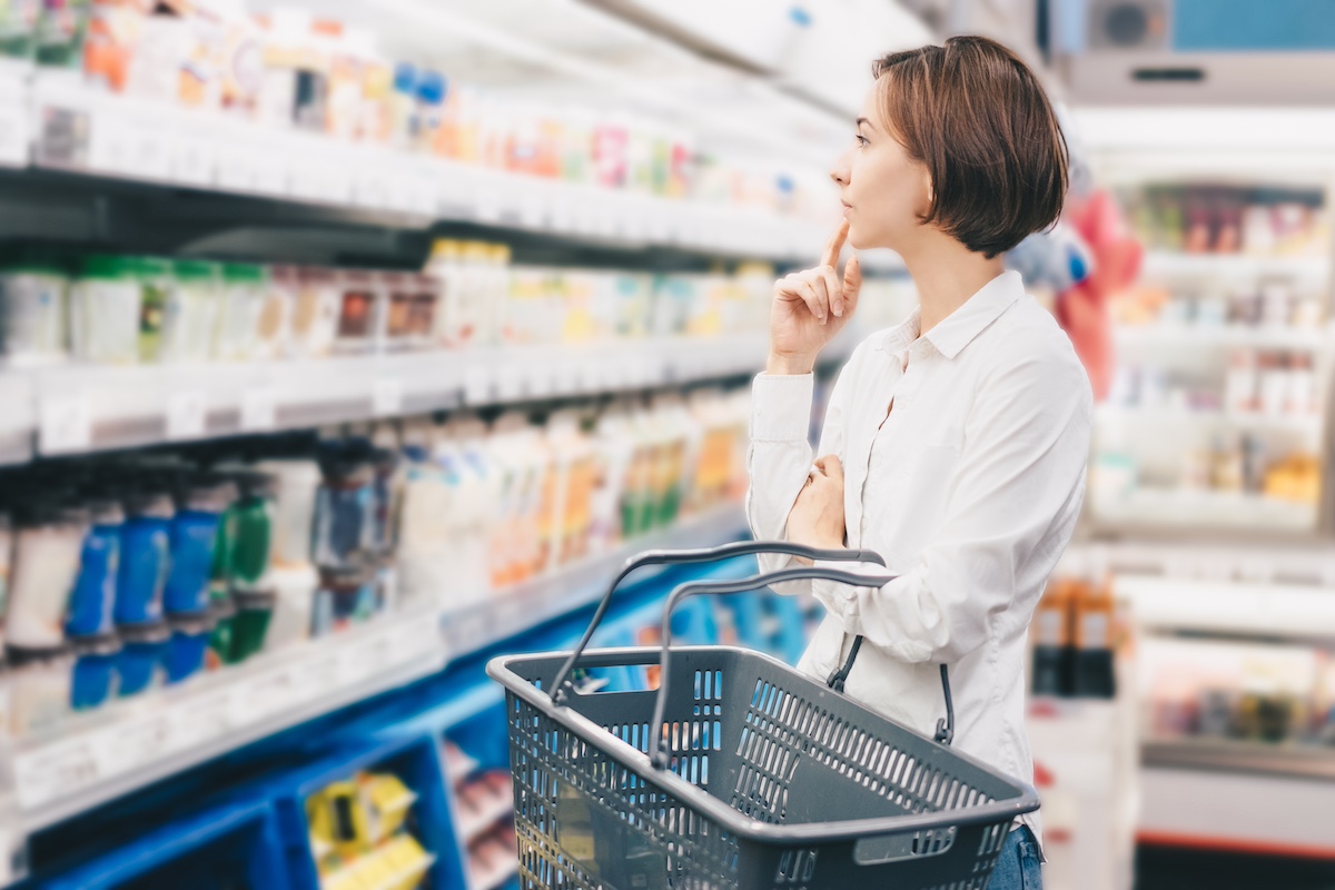 スーパーで買い物をする若い女性