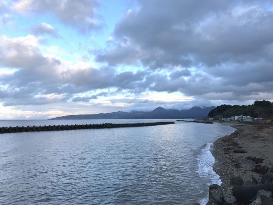 津軽半島の海沿いの景色