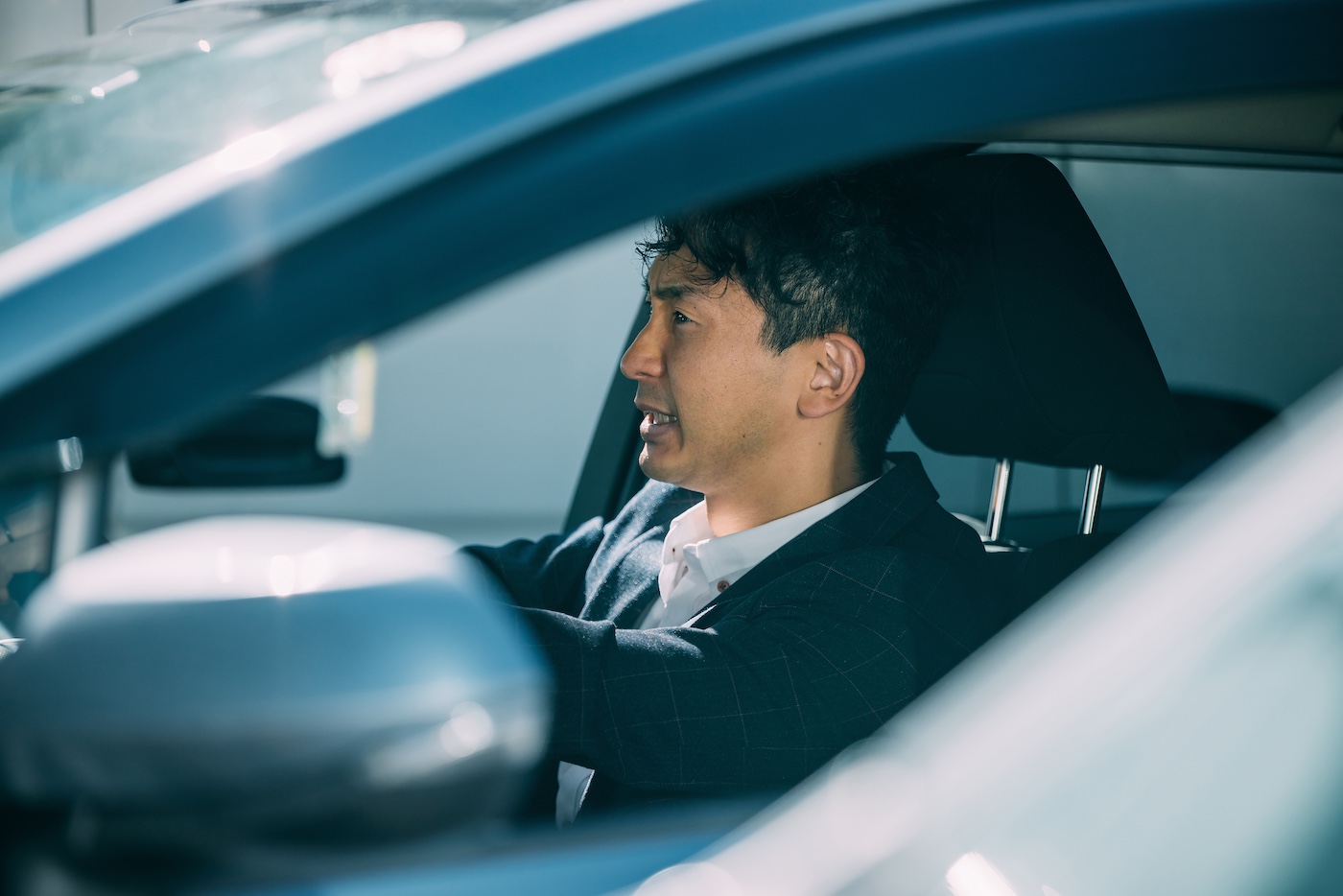 渋滞にイライラしながら車を運転する男性