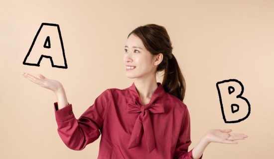 選択する女性