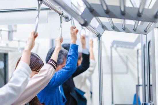 満員電車に乗る乗客たち
