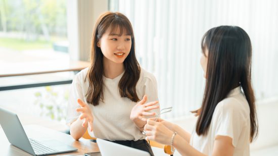 ミーティングをする2人の若い日本人ビジネスウーマン