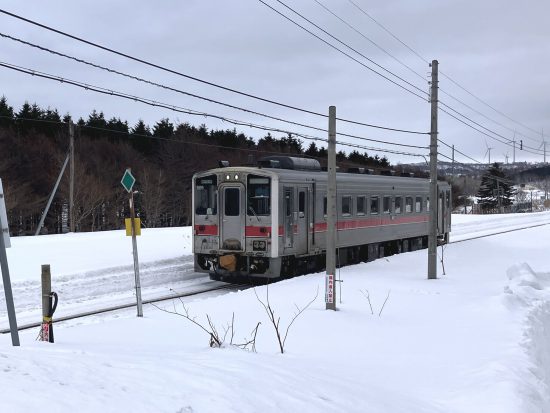 抜海駅に到着する宗谷本線の普通列車