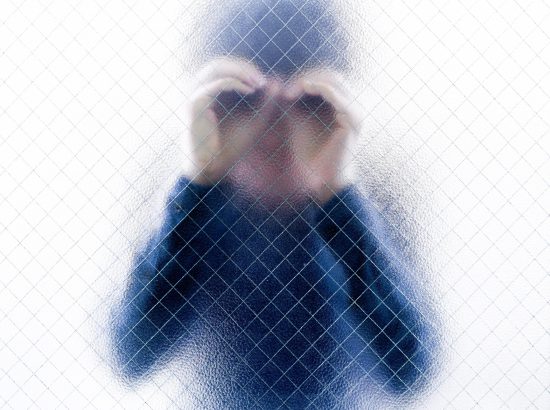 50代男性が浴室の窓から中をのぞいていた