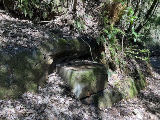 途中で見かけた湧き水スポット