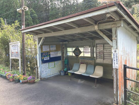 ホームの屋根付き待合スペース