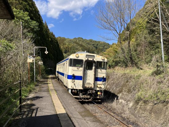 駅ホームに入線した隼人駅行き普通列車
