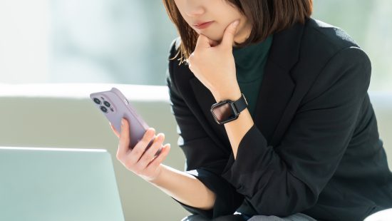真剣な表情で考える女性
